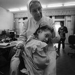 Suor Piera con una delle bambine affette da sordità ereditaria dovuta alla unioni tra consanguinei, presenti in parte della cultura e religione islamica anche per preservare i patrimoni economici in ambito dello stesso nucleo familiare tra gli abitanti dei villaggi palestinesi nella West Bank